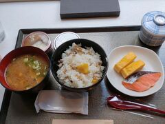 朝風呂とサウナをキメてからの朝ごはんバイキングです。
栗の炊き込みご飯と味噌汁、おかずは控え目に。