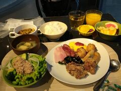 JRホテルメッツ札幌

朝食。特に北海道らしいものはなくふつ～。
勇逸スープカレーがあったけど味が薄くてあまり美味しくなかった。