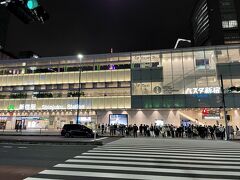 お腹が満たされたら「バスタ新宿」へ。

新宿駅、明るいですね～。

