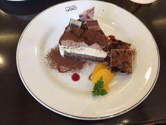 デザートにルタオ本店で、ショコラドゥーブルをいただきました。
北海道旅行で初めて食べたときの忘れられない味がルタオのチーズケーキでした。
今回も自分用のお土産に買って帰りました。
