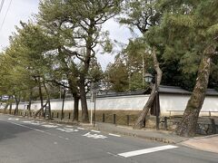 白壁が続く世界遺産「醍醐寺」に到着。

はー、ゆっくりしか歩けない私には遠かった。バスがあったのだから次回からはバスを利用しようと決心。