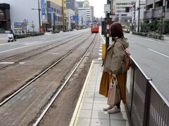 乗り心地のいい新型車両に乗車してたら、後ろからうるさくて乗り心地が悪い旧型が追いかけてきたので、警察署前駅で途中下車した時のスナップ。駅幅が狭くて怖がる妻（笑）。でもこの電車、環状線だったので道後温泉方面には行かず・・・。まあこんな失敗もフリーパスなら気にならない