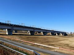 荒川の河川敷で向こうに見えるのがこれから渡る戸田橋です。
ところで河川敷って以前は野球やっていたイメージだけど最近はサッカーの方が多そう。