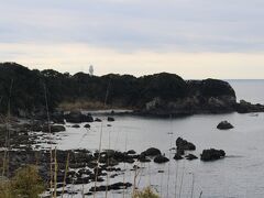 小さく見える、潮岬灯台を眺めました。
明治３(1870)年に初灯火、日本の灯台５０選に選ばれています(^_-)-☆