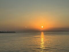 神戸空港へ、モノレールで。神戸港に沈む夕陽にもワクワクです。