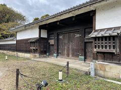 旧西郷屋敷長屋門
彦根城下では現存する長屋門中最大のもので、特に正面の外観はほとんど旧形を保ち、旧武家屋敷の面影を残す貴重な遺構で、市の指定文化財です。
西郷家は遠州（現・静岡県）の出身で「34家」の1つで家老職でした。
徳川家康に初代は仕えていましたが、家康の命で天正10年（1582）、井伊直政の付家老となり、幕末まで仕えました。
彦根藩の当初より幕末まで、同じ土地で替地の無かった家老です。
直興の代の頃の西郷籐左衛門は、禄高は3,000石でした。
東辺に長屋門、北辺の西端に高麗門が位置しています。