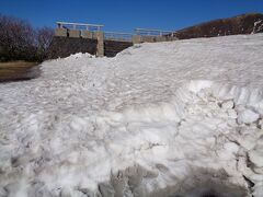 展望台に行く道はまだ雪が沢山残っていました．