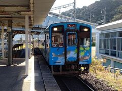 清流新岩国駅11:26発「錦川鉄道」の列車が入線してきました。
