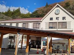 終点の錦町駅に定刻12:17に着きました。錦町駅の駅舎です。
