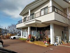 「カフェ　ファミーユ」

伊豆高原にあるドッグカフェです。一見するとここ不動産屋さんでは？カフェはどこ？なので焦りました（しかも駐車場がほぼフル）