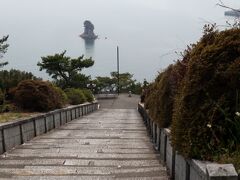 小豆島観光のラストにと選んだのがここ。与那国島にある立神岩のミニ版みたいな小島がポカンと浮いている様が、とても印象的だった