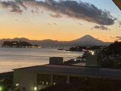 富士山のシルエット。　　
この後、ホテルの近くに住んでいる知人夫妻と、ホテル内のレストラン「ル・トリアノン」でディナーをいただきました。　　彩りが綺麗な美味しいフレンチでした。