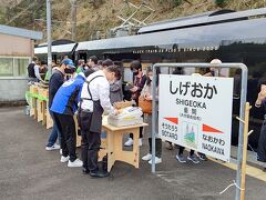 宗太郎駅の次の駅、重岡駅でも２５分停車します。
佐伯市の方々による特産品の販売があります。