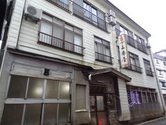 =三春屋=
湯治宿の本館・旅籠宿の別館がある三春屋。
三春屋源泉と組合共同源泉の湯を楽しむことができます。