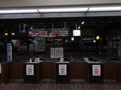 県庁所在地の駅なのに、いまだ自動改札機がないJR松山駅（笑）。時計は午前5時30分過ぎ（汗）
