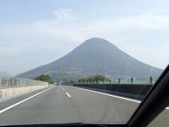 高速を使って一気に岡山県を目指す。正面は讃岐富士と呼ばれる飯野山