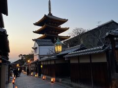 ここからは年も変わり2022・3・10(木）
「京都　東山花灯路」のお話

暮れかかった八坂の塔
ぽんぽんぽんとロームに灯りが灯り

早春の京都
陽が落ちるとまだまだ冷える

