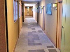 ”しょうげつさん”は下呂観光ホテルさん”の姉妹館です。
”しょうげつさん”の宿泊客は、
”下呂観光ホテルさん”のお風呂も利用出来るんですよ。
（逆は無理です。
　今現在はコロナの影響か、”しょうげつさん”からでも無理のようですね。）
というわけで・・・
ちょーっと、行ってみましょうか。

さぁ！
ここはもう”下呂観光ホテルさん”の廊下です！
わかりにく～いところに、ひっそりと扉があるんですよ（苦笑）☆