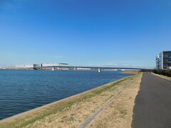 多摩川スカイブリッジが見えてきました　環境に配慮して橋げたは二本、空港近くなので高さも低くするため吊ったりしないようです　なんだか見た目が地味ですね
