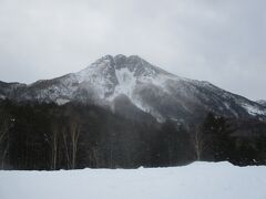 ロープウェイ山頂駅を降りると、目の前に日光白根山が鎮座しています。