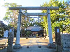 15：30　原木や並木道に挟まれたちょっと離れた辺りに「来宮神社」があります