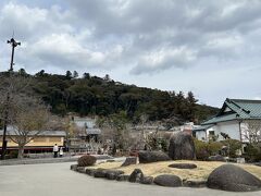 独鈷の湯の対岸にある、独鈷の湯公園
正面に見えるのが修禅寺です