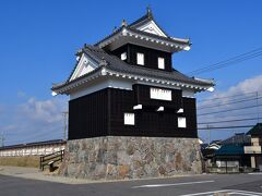 西尾城
二の丸丑寅櫓。
パッと見には不格好で、中は事務所ではないかと思ってしまうが、一応古図に基づいて再建したらしい。
