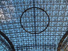鼓門の奥、ガラス張りの天井に覆われたもてなしドームと呼ばれる建造物。ライトアップされた姿を見れば、また違った感想にもなるんだろうが、見る気は全く無い。