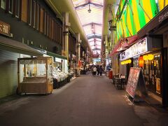 ひとまず朝飯という事で近江町市場をのぞいてみますが・・・ん～なんだろう、今一つピンとくる店がないな。