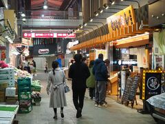 この近江町市場で一番人気？らしい「もりもり寿し」の前には行列ずらり。
朝から寿司にこんなに集るんかい！と冷めた目のアラフィフバチェラーここに一人。