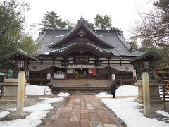 神門を潜り抜け、奥にある拝殿にお参り。
神社自体が建てられたのは江戸末期～明治初期と神社にしては割と新し目。徳川の目があるので、前田利家を祀った神社を建てる事がはばかられていただそうな。