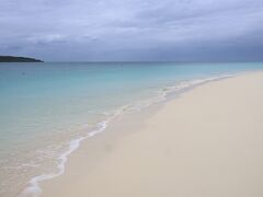 与那覇前浜ビーチの長く続く白浜は東洋一美しいと言われて有名です