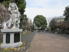 JR三鷹駅から歩いて20分ほどのところに建つ真言宗の寺院・延命寺。
山門付近には阿形と吽形の金剛力士像が寺を守り、広い境内には毘沙門天と寿老人が祀られています。