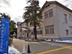 ゆめまちテラスえち....外観はレトロで良い雰囲気です。
この建物の中に近江上布伝統産業会館あります・
近江の情景をイメージした、
滋賀県の湖東地域特産である。
近江上布（麻布）の衣装をまとった「清湖雛」