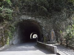 中津の景勝地の競秀峰に掘られているトンネルの青の洞門
トンネルを抜けた先にある広い駐車場に車を停めて歩いて散策します。