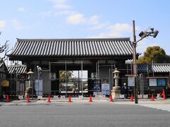 東寺慶賀門は、大宮通に面しています。

