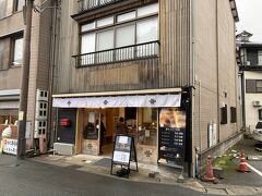 町営駐車場に車を停めて、大幸商店で松葉蟹を購入。
駐車場に戻る途中、本巣ヱの前を通って中を覗いてみるとたまごパンが何個かあるみたい！
