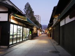 松本城は18時からライトアップがあるのでそれを見たいのですが、1時間ちょっと時間をつぶさねばなりません。
なわて通りに来てみたはいいが、お店ほとんど閉まってる(´;ω;｀)