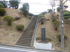 この辺りは崖になっており、階段を上るとお寺があります。
