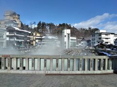 バスターミナルから徒歩5分ほどで湯畑に到着！
THE草津温泉！という感じの湯畑にかんどー！！

少し硫黄の混じった香りが、温泉に来たぞー！！という気分を盛り上げてくれます♪