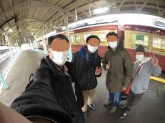 【その３】からのつづき

直江津駅での「フォートラ鉄道組合」のオフ会。
えちごトキめき鉄道を走る国鉄型急行電車の前で、集合写真。
このあと、とのっちさんはこの列車に乗って糸魚川に向かいましました。
またお会いしましょ～

Akrさんからいただいた写真。