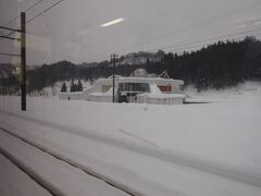 まつだい駅を出たところ。
駅の南側一体が「農舞台」という屋外ミュージアムになっていて、ただし今の時期は雪に埋まっている。
その中にあるあの建物で、以前昼食をとったことがある。

https://4travel.jp/travelogue/11220483