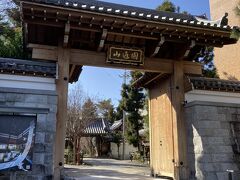 10分ほどで次の特別拝観のお寺に到着。
表通りに面した門は新しく立派です。
