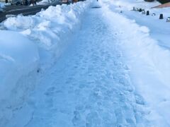 降りると歩道はシャリシャリ系の雪道。
それでも雪を見るだけではしゃいじゃう。
地図を見ながら5分程で到着。