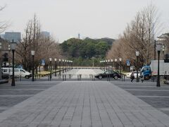 行幸通り

東京駅丸の内中央口から、皇居の和田倉門へ、そして桔梗門へと続いています。
歩行者用部分がとても幅広い通りです。