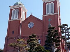 このまま商店街に出て浦上天主堂までやってきました。
1945年（昭和20年）に長崎への原爆投下によって破壊されたが、1959年（昭和34年）に再建された。1962年（昭和37年）以降、カトリック長崎大司教区の司教座聖堂となっており、所属信徒数は約7千人で、建物・信徒数とも日本最大規模のカトリック教会。

中は撮影禁止ですが、無料で入れます。
モダンで美しい内装で、気持ち寄付しました。