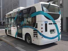 タウンスニーカーを使って松本城に向かいました。タウンスニーカーとは松本市の中心部を走る可愛い小型バスの事を示しています。松本城・旧開智学校などの市街地の有名観光スポットを巡るのにお勧めな周遊バスであります。乗車料金は大人200円　子供100円でありますが、区間により料金は異なっています。（新まつもと旅物語参照）車両は旧開智学校校舎が国宝に指定されたことを記念してデザインした旧開智学校号・松本市出身の前衛芸術家である草間彌生さんのトレードマークとも言える水玉模様をあしらった車両クサマバス「水玉乱舞号」・空と水の「青」、山と森の「緑」、写真の公共交通を通じた人のつながりを曲線で表現した車両のなどがあります。（松本市参照）１日乗り放題のこのきっぷがあり、。松本市内観光施設の観覧料等が割引になる特典があります。（アルピコ交通株式会社参照）松本市に来た時に利用してみるのはいかがでしょうか。