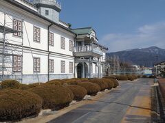 松本城の後は旧開智学校校舎を訪問しました。旧開智学校とは全久院廃寺の建物を再利用して開校され、昭和38年(1963)3月までの90年間続いた、日本で最も古い学校の一つとなっています。令和元年においては近代の学校建築として正式に初めての国宝に指定されました。（松本市参照）建築したのは地元の大工棟梁立石清重であります。この建築は文明開化の時代を象徴する洋風とも和風ともいえない不思議な建築なので、「擬洋風建築」と呼ばれています。旧開智学校校舎の注目すべき点は正面の車寄せ、この一点に擬洋風が凝縮されている事です。（新まつもと旅物語参照）この日は耐震工事のため中に入る事は出来ませんでしたが、造りが立派でした。