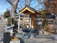 次は松本神社前井戸に寄りました。松本神社前井戸とは「松本神社」の前にある比較的新しい井戸であります。名前の命名は松本市で行われた平成の「水めぐりの井戸整備事業」で平成2１年度に井戸が掘られた事からです。（新まつもと旅物語参照）井戸の水はの市民の水汲み場として活用され、街路樹への灌水や打ち水等にも利用・災害時に停電・断水が生じた場合でも手動ポンプを利用し、生活用水を確保することが出来る・松本城ゆかりの松本神社の一角にあり、お城の風情を楽しみながら水に親しみ味わえるという特徴があります。（すぐラボ！参照）