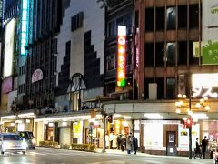 さて、１８時、日は落ちて金沢夜の部に突入です。

片町の金沢おでん「赤玉本店」は、すでに人が並んでます。